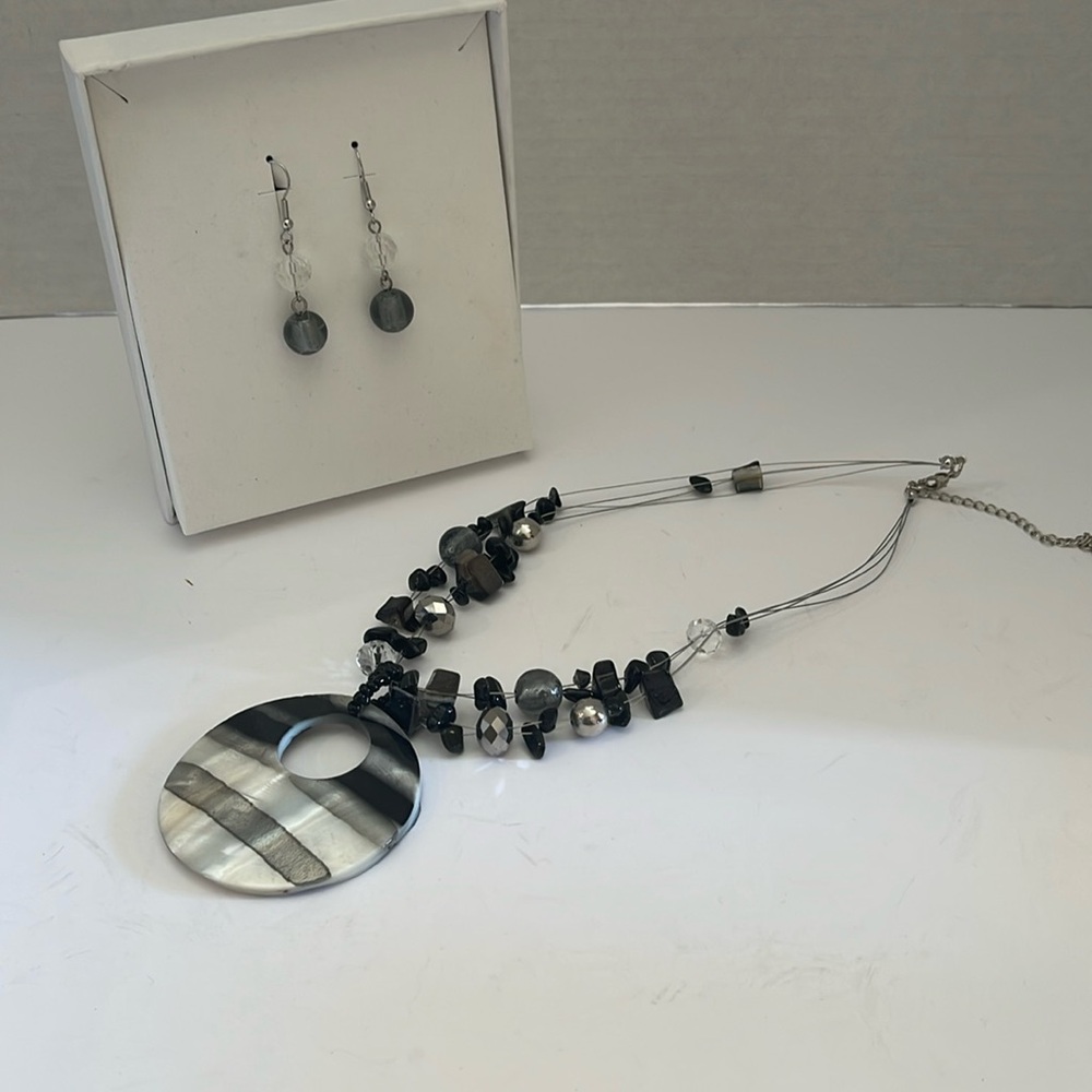 Necklace and earring set